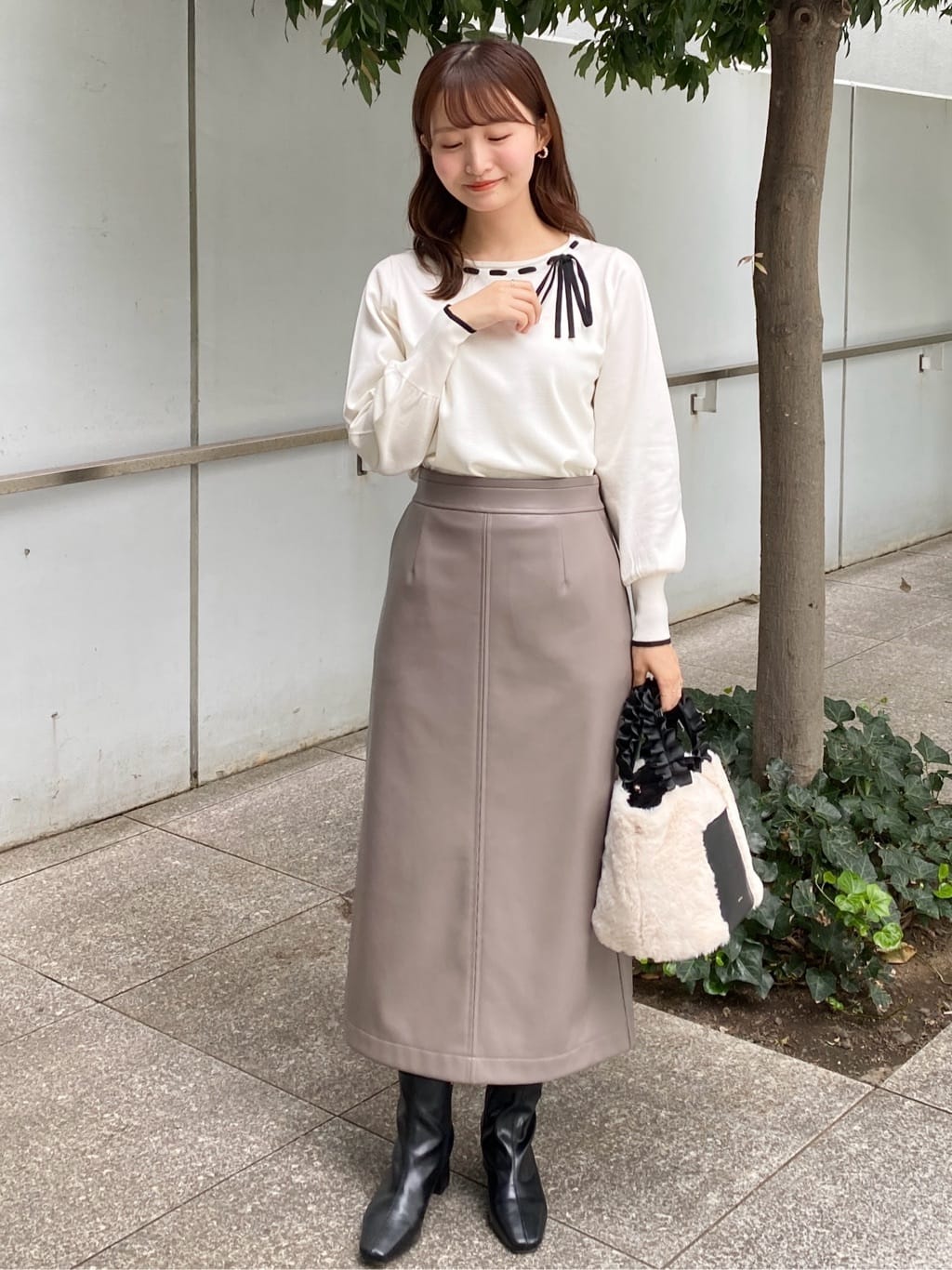 みさかさんの「index｜レザー調ストレッチAラインロングスカート【洗える】」を使ったコーディネート