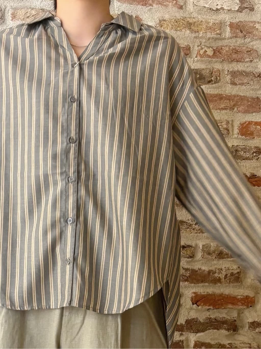 しばさんの「THE SHOP TK｜【後ろ姿もサマになる】ストライプ バックシャーリングシャツ/体型カバー/洗える」を使ったコーディネート