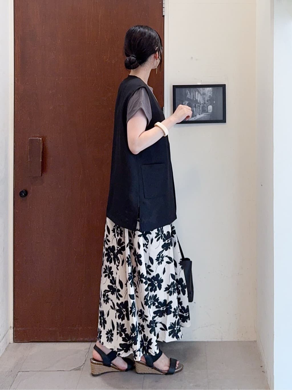 𝐇𝐢𝐫𝐨𝐦𝐢さんの「SHOO･LA･RUE｜【S-LL】夏のレイヤードコーデに さらりと着られるメッシュジレ」を使ったコーディネート