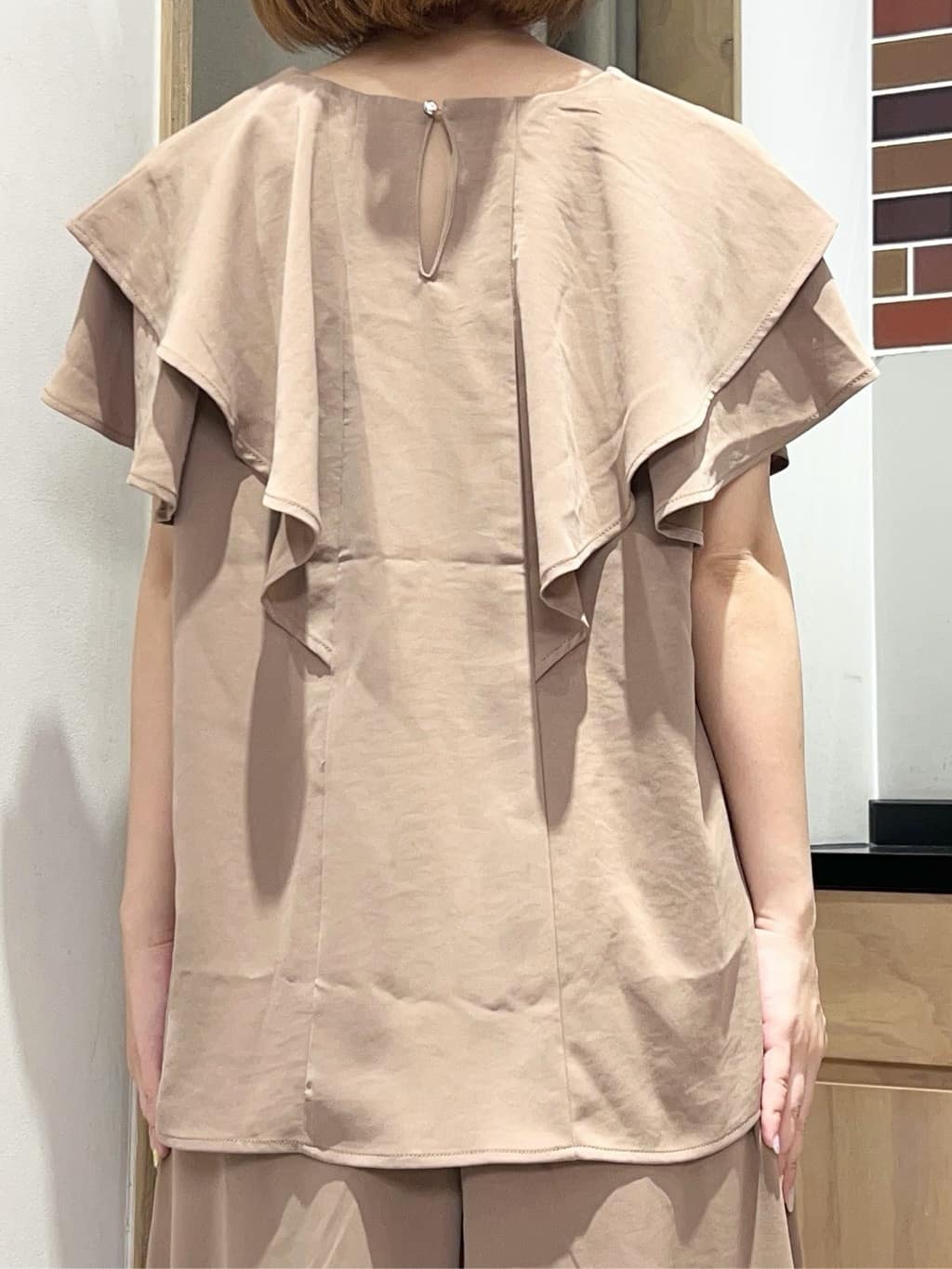 かのさんの「THE SHOP TK｜【ONOFF活躍】フリルデザインブラウス/セットアップ可」を使ったコーディネート
