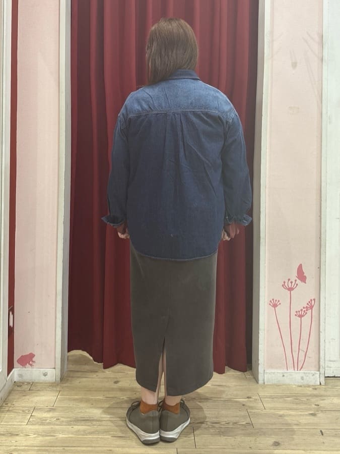 ゆかぴさんの「SHOO･LA･RUE｜【S-LL/洗濯後しわになりにくい/吸水速乾/UV】大人フェミニンな装いに 襟フリルブラウス」を使ったコーディネート