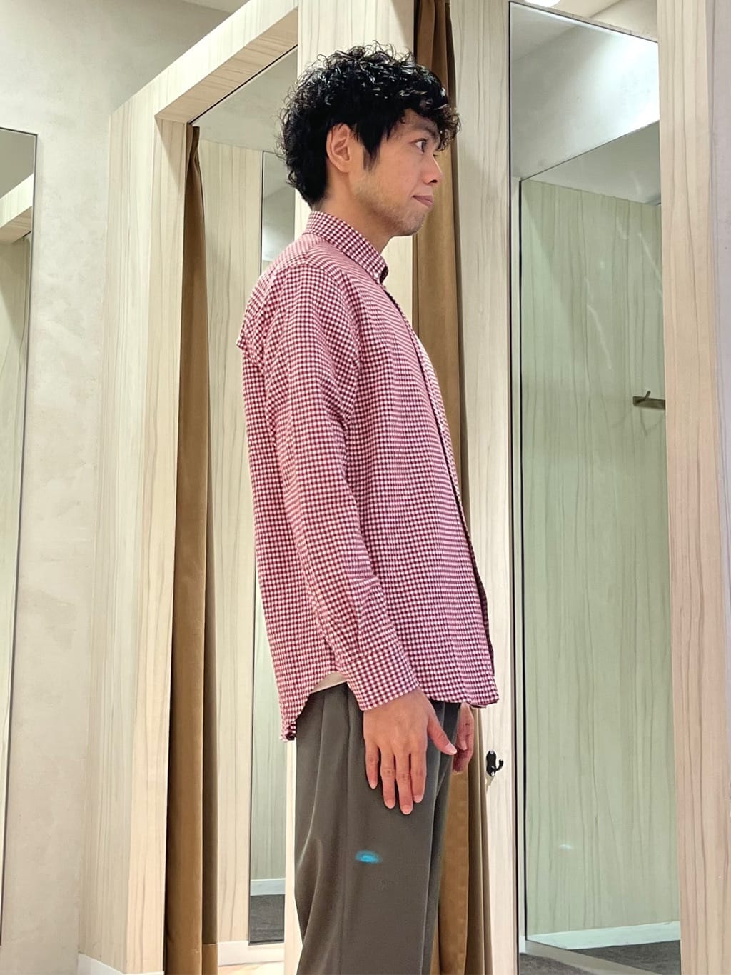 URAさんの「TAKEO KIKUCHI｜【抗菌防臭/シーズンレス】シアサッカーギンガムチェック ストレッチシャツ」を使ったコーディネート
