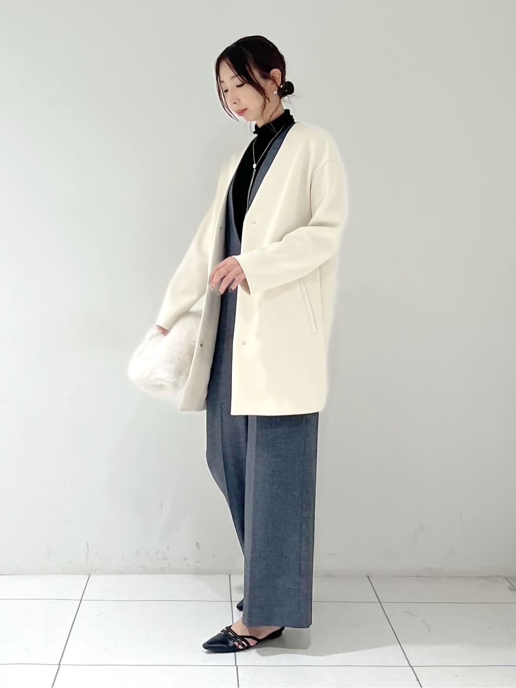 shioriさんの「INDIVI｜【秋／軽羽織り】ノーカラーミドル丈ライトコート」を使ったコーディネート