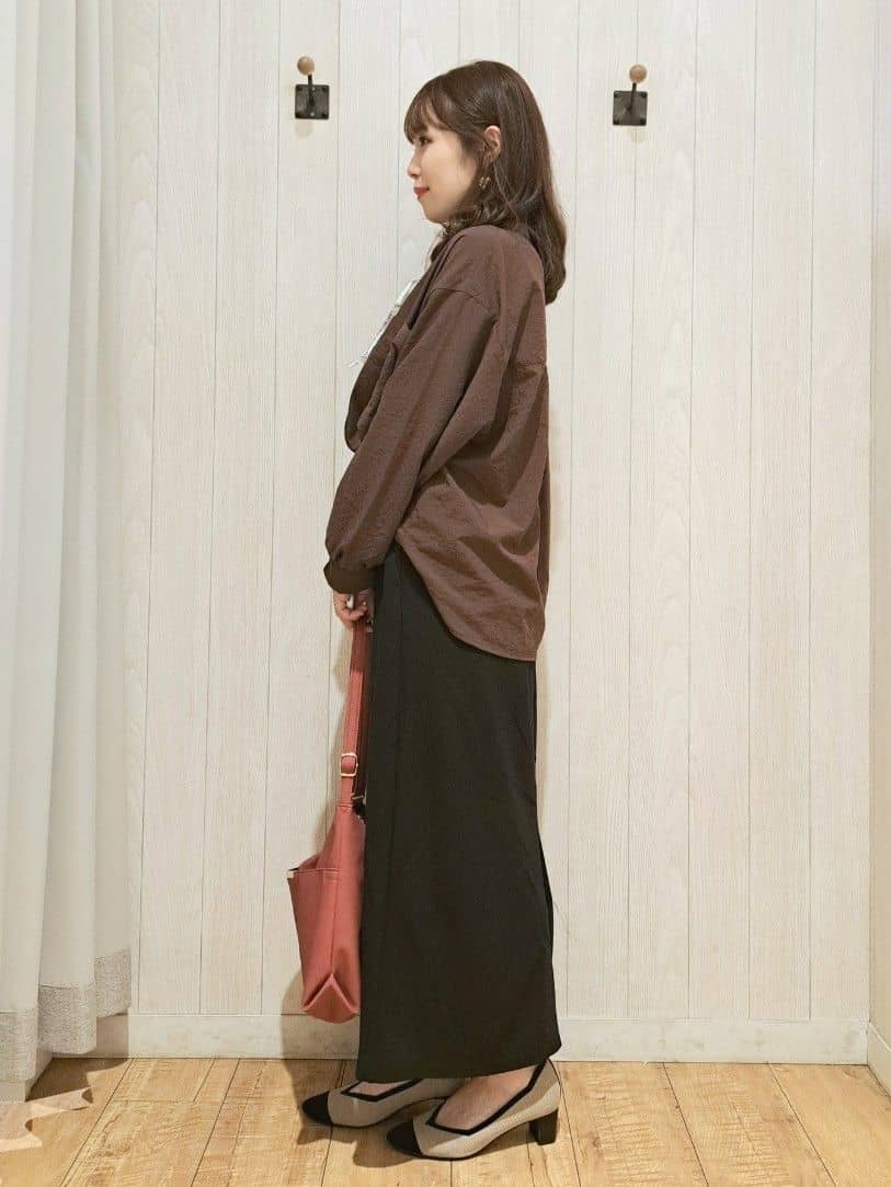 SAKIさんの「SHOO･LA･RUE｜【洗濯機可】羽織りにもなる ビックポケットVネックシャツ」を使ったコーディネート