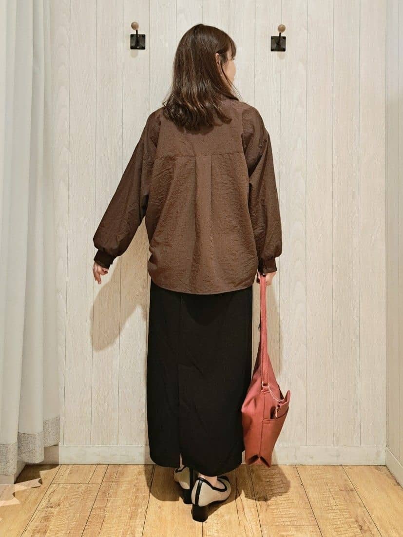 SAKIさんの「SHOO･LA･RUE｜【洗濯機可】羽織りにもなる ビックポケットVネックシャツ」を使ったコーディネート