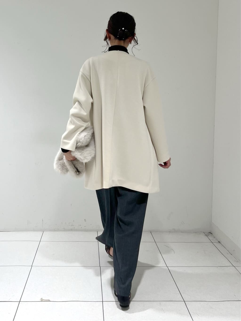 shioriさんの「INDIVI｜【秋／軽羽織り】ノーカラーミドル丈ライトコート」を使ったコーディネート
