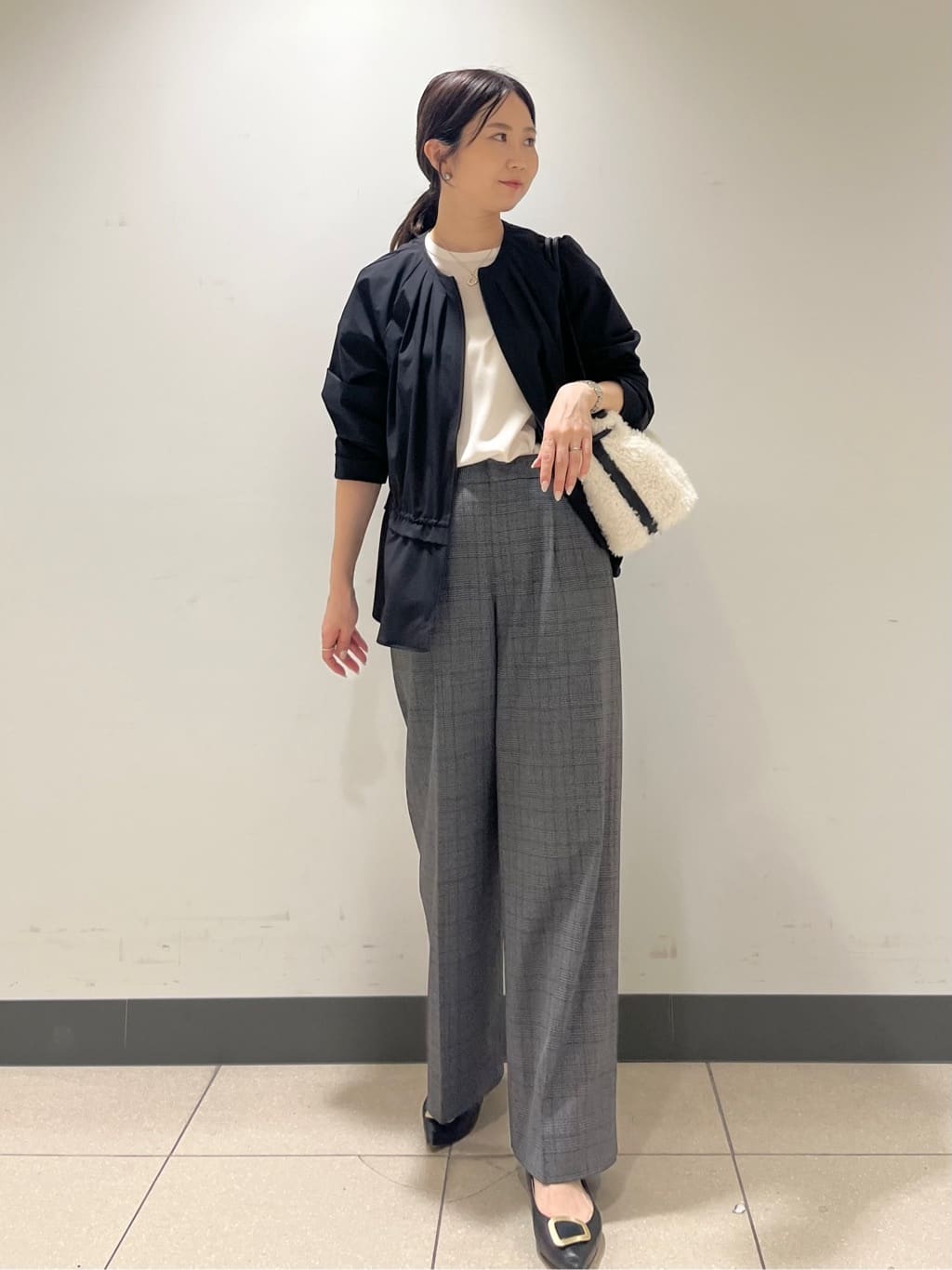 shokoさんの「INDIVI｜【セットアップ可能】スエード調サテンブラウス」を使ったコーディネート
