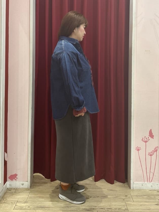 ゆかぴさんの「SHOO･LA･RUE｜【S-LL/洗濯後しわになりにくい/吸水速乾/UV】大人フェミニンな装いに 襟フリルブラウス」を使ったコーディネート