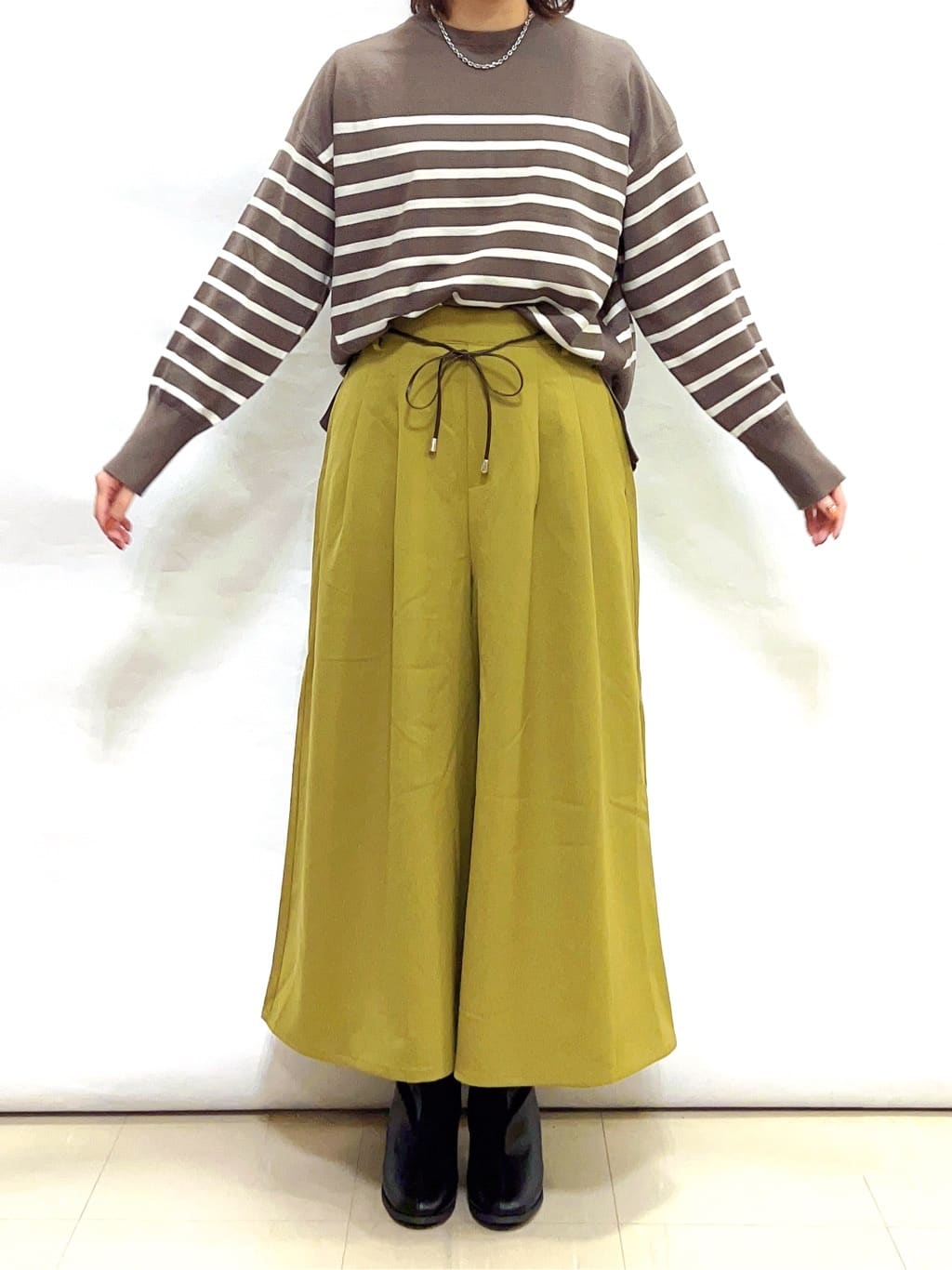 まっつんさんの「SHOO･LA･RUE｜【S-LL/2点セット】脚のラインを拾いにくい ベルト付きタックスカーチョパンツ」を使ったコーディネート