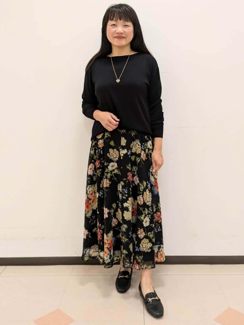 ともさんの「UNTITLED｜【セットアップ可/花柄エレガント】アンティークフラワー柄ブラウス」を使ったコーディネート