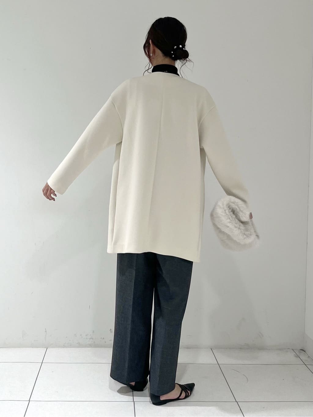 shioriさんの「INDIVI｜【秋／軽羽織り】ノーカラーミドル丈ライトコート」を使ったコーディネート
