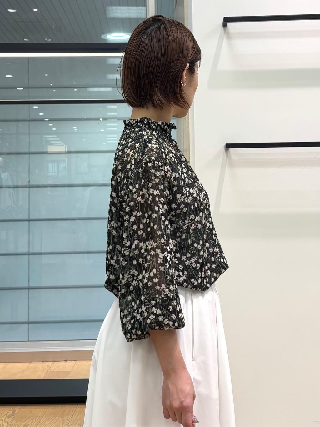 asamiさんの「INDIVI｜【秋映え柄/セットアップ可能】フラワーシフォンブラウス」を使ったコーディネート