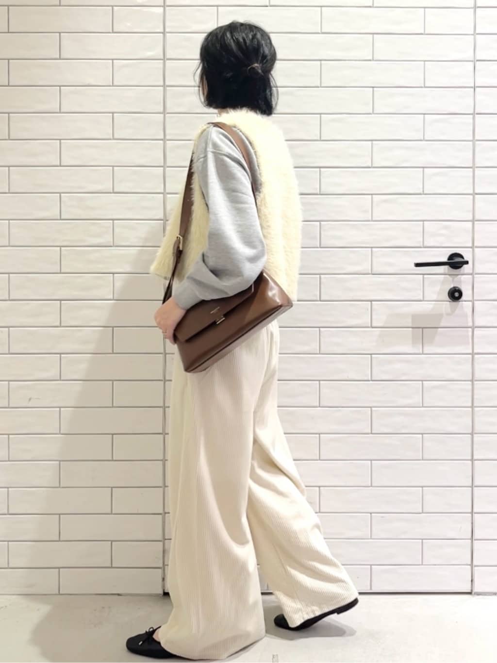 しおりさんの「OPAQUE.CLIP｜ゴーデュロイジャージイージーワイドパンツ【洗濯機OK】」を使ったコーディネート