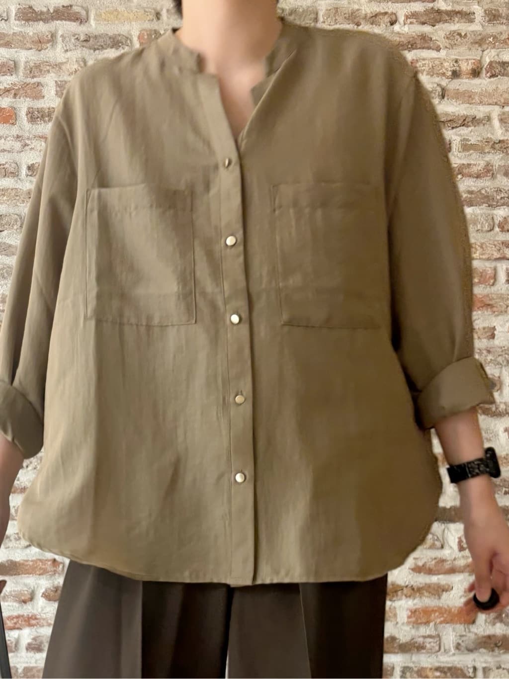 しばさんの「THE SHOP TK｜【きれいめもカジュアルもお任せ】2タックワイドパンツ【セットアップ可】」を使ったコーディネート