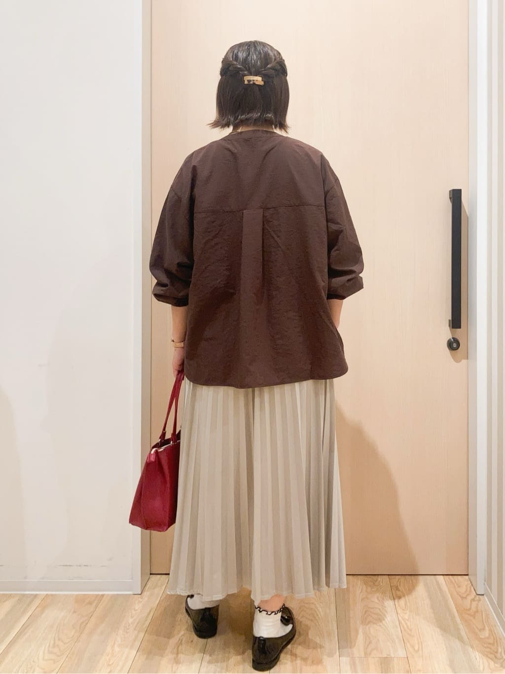 yocchiさんの「SHOO･LA･RUE｜【洗濯機可】羽織りにもなる ビックポケットVネックシャツ」を使ったコーディネート