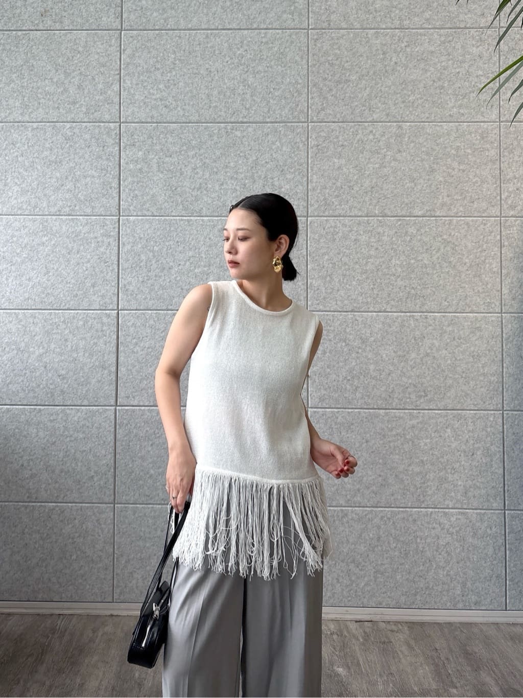 ayanoさんの「INDIVI｜スリーブレスフリンジニット」を使ったコーディネート