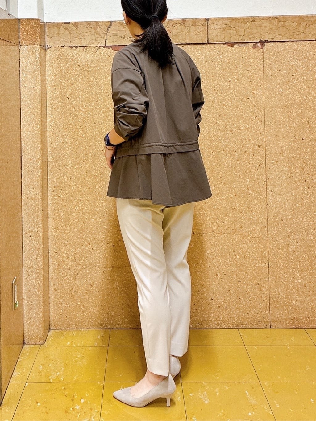 hattoriさんの「INDIVI｜人気NO.1【褒められパンツ／高ストレッチ／ウエストゴム】タックテーパードパンツ」を使ったコーディネート