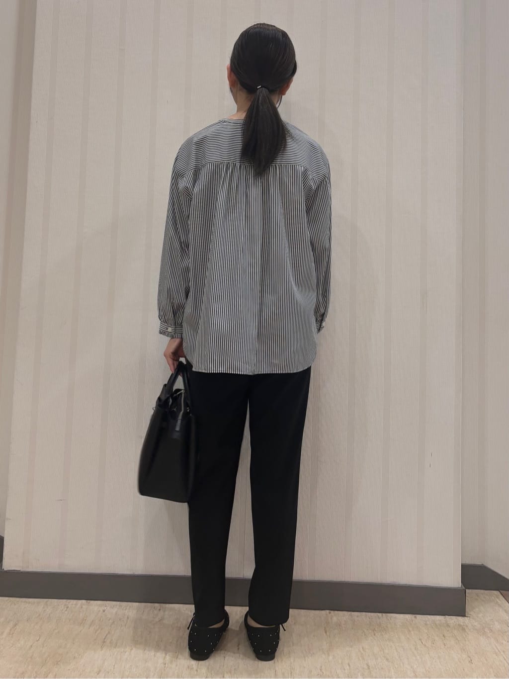 ちひさんの「INDIVI｜人気NO.1【褒められパンツ／高ストレッチ／ウエストゴム】タックテーパードパンツ」を使ったコーディネート