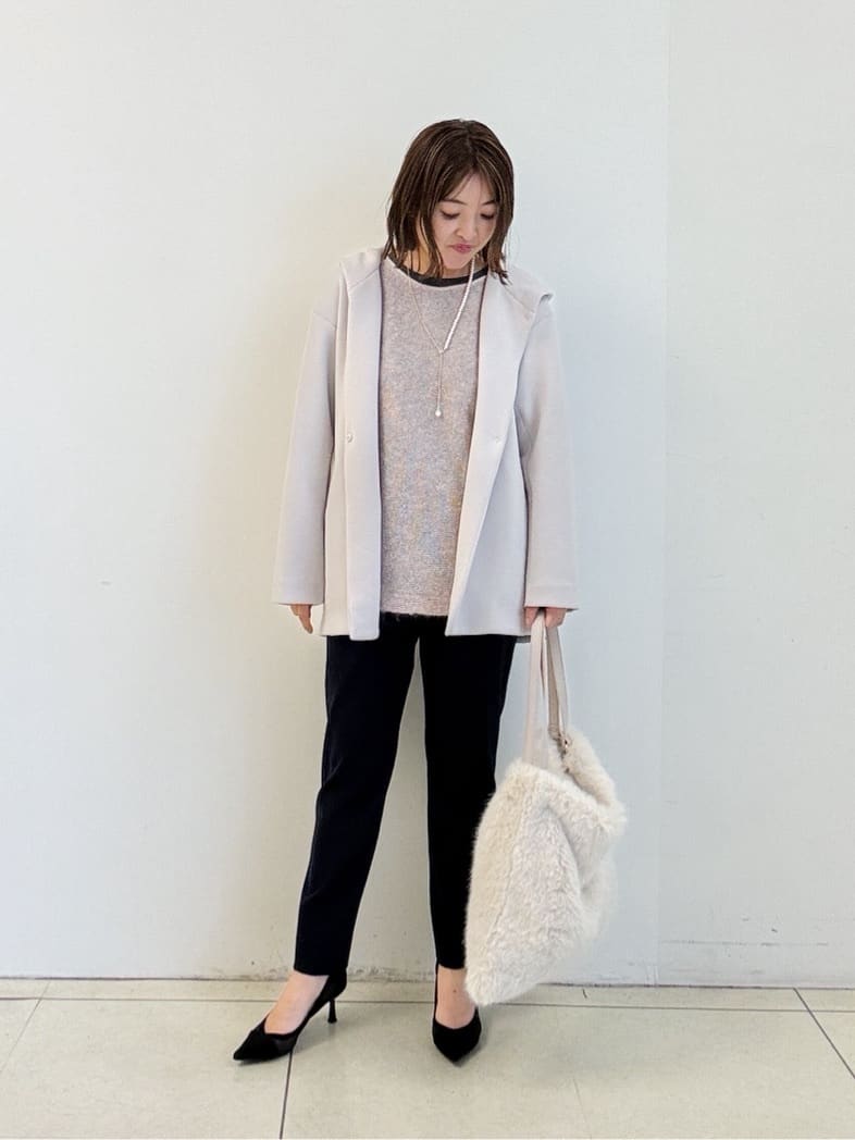 yoshiyaさんの「INDIVI｜人気NO.1【褒められパンツ／高ストレッチ／ウエストゴム】タックテーパードパンツ」を使ったコーディネート