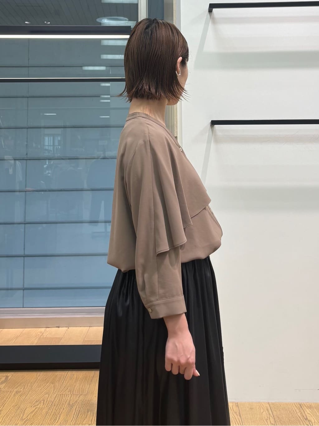 asamiさんの「INDIVI｜【羽織りとしても活躍！】ケープカラーブラウス」を使ったコーディネート