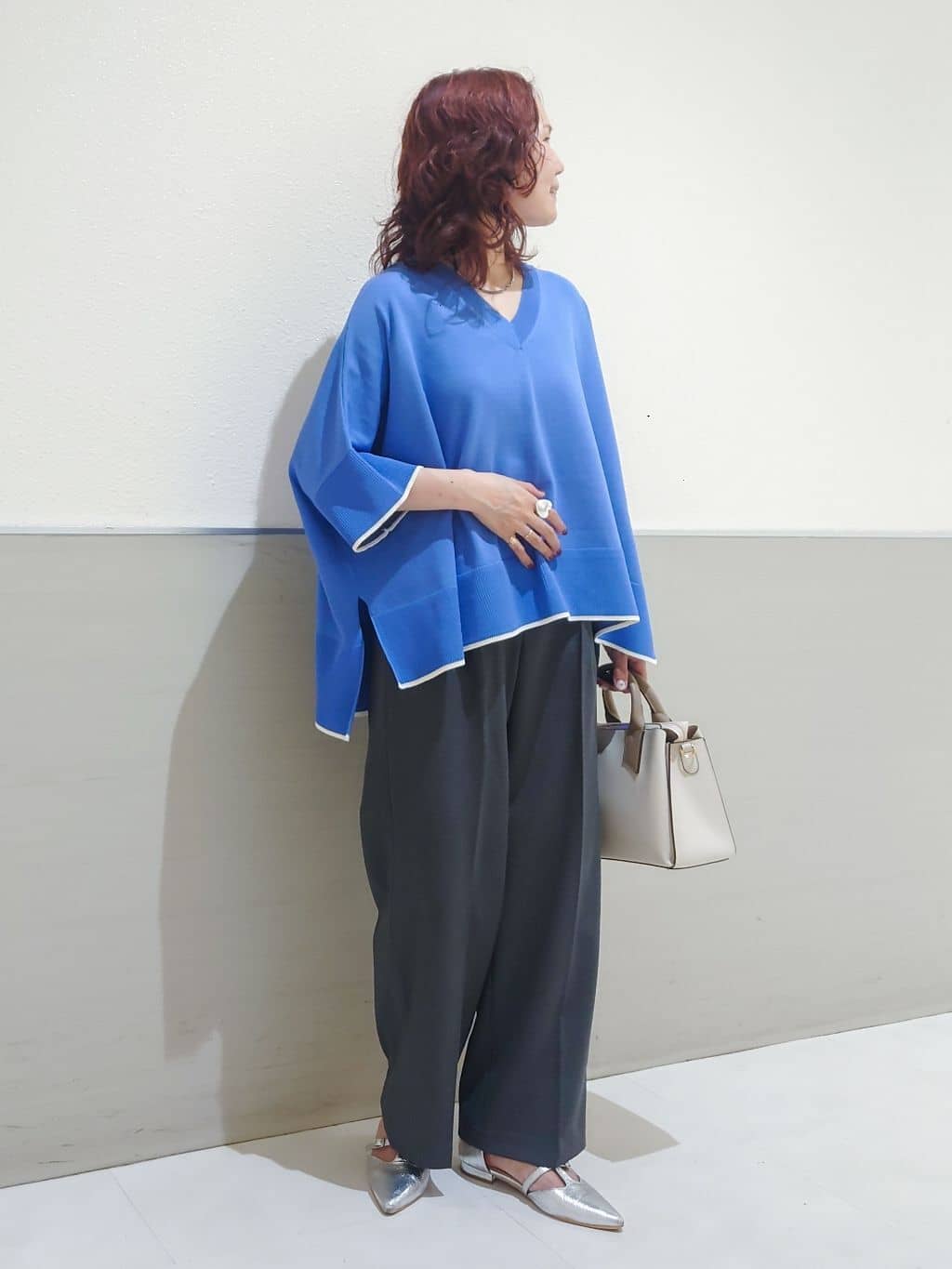 maruさんの「THE SHOP TK｜Vネックドルマンニット【毛玉になりにくい/洗濯機OK】」を使ったコーディネート