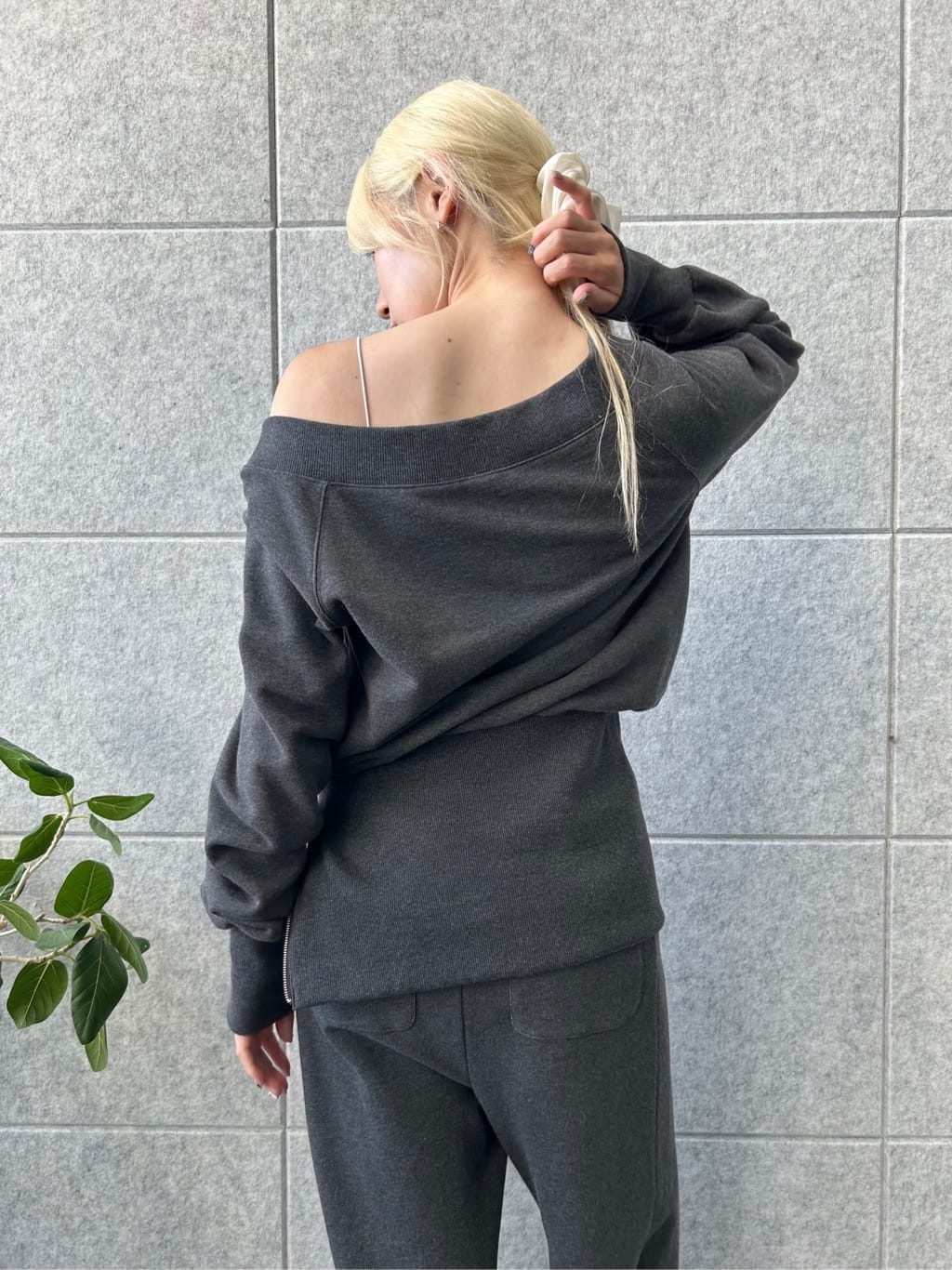 honoka Aさんの「CODE A｜off－shoulder sweat」を使ったコーディネート
