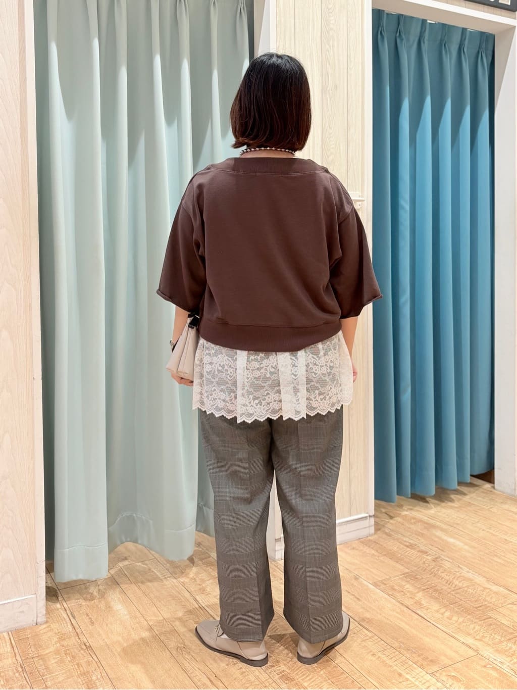 砂糖さんの「SHOO･LA･RUE｜【2点セット】ハーフスリーブミニ裏毛プルオーバー＆レースタンクトップセット」を使ったコーディネート