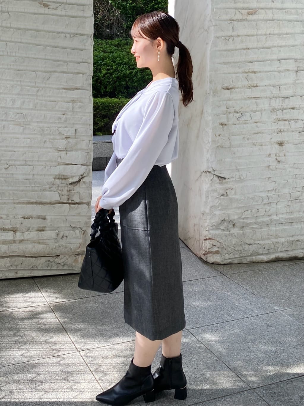 みさかさんの「index｜ボウタイフリルトップス【洗濯機OK／ストレッチ／イージーアイロン／防シワ】《S～3L》」を使ったコーディネート