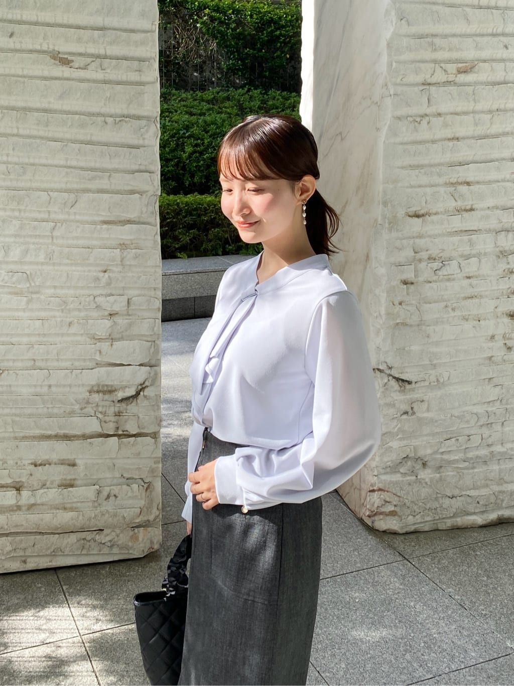 みさかさんの「index｜ボウタイフリルトップス【洗濯機OK／ストレッチ／イージーアイロン／防シワ】《S～3L》」を使ったコーディネート