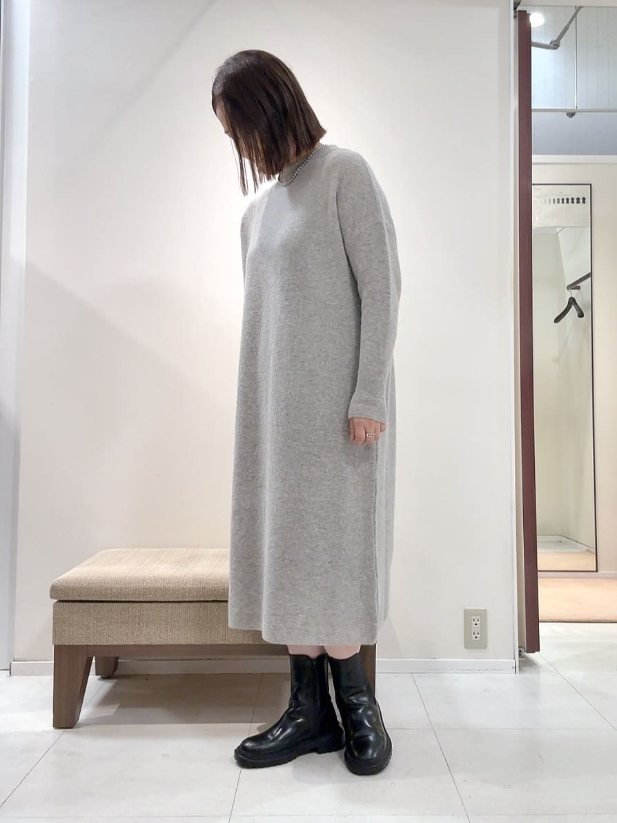 YUIさんの「UNTITLED｜【ロング丈/ゆったりシルエット】テントライン ニットワンピース」を使ったコーディネート
