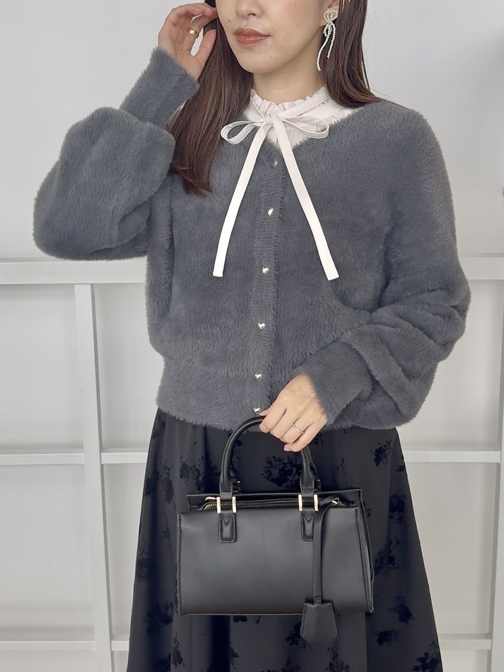 teiさんの「Couture brooch｜【ふわふわ/前後2WAY】フェザーカーディトップス」を使ったコーディネート
