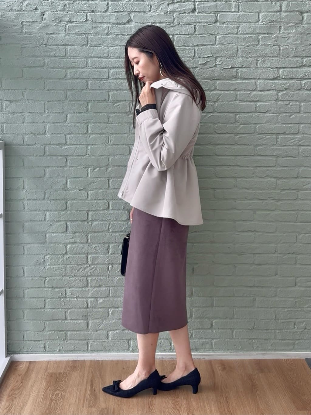 teiさんの「Couture brooch｜【洗える・ストレッチ・通勤】スエード調ダンボールIラインスカート」を使ったコーディネート