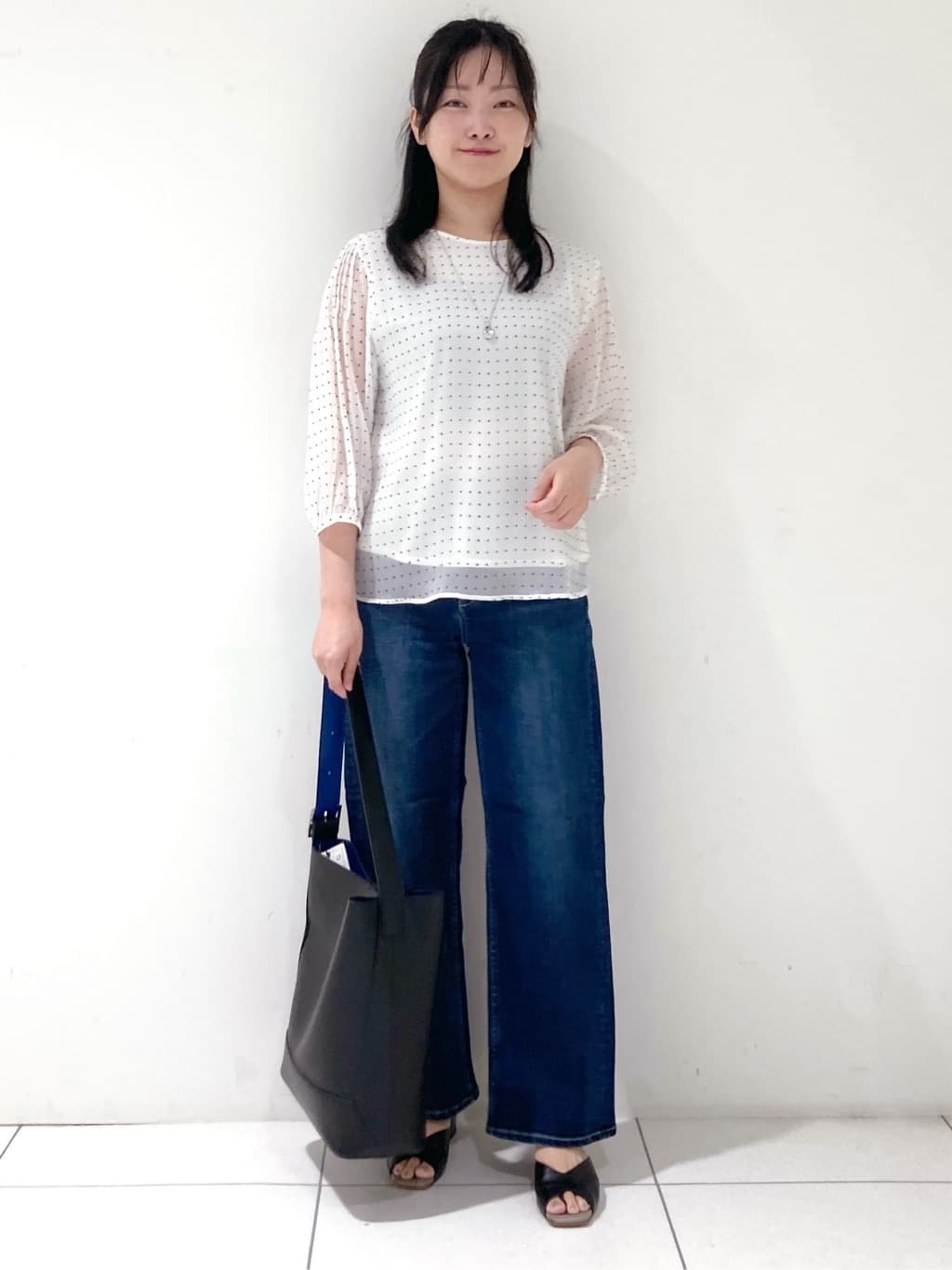 momokoさんの「INDIVI｜【褒められデニム】ワイドストレート デニムパンツ」を使ったコーディネート