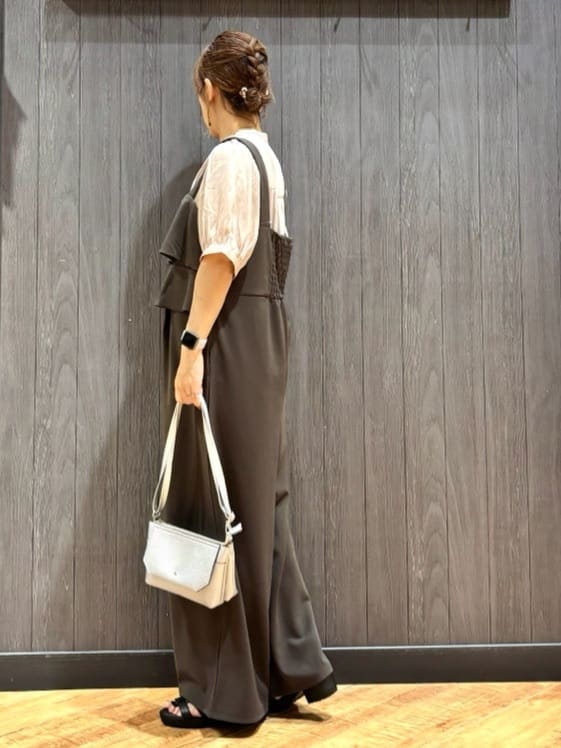 meiさんの「SHOO･LA･RUE｜【洗える/S-LL】大人上品な印象のサテン5分袖ブラウス」を使ったコーディネート