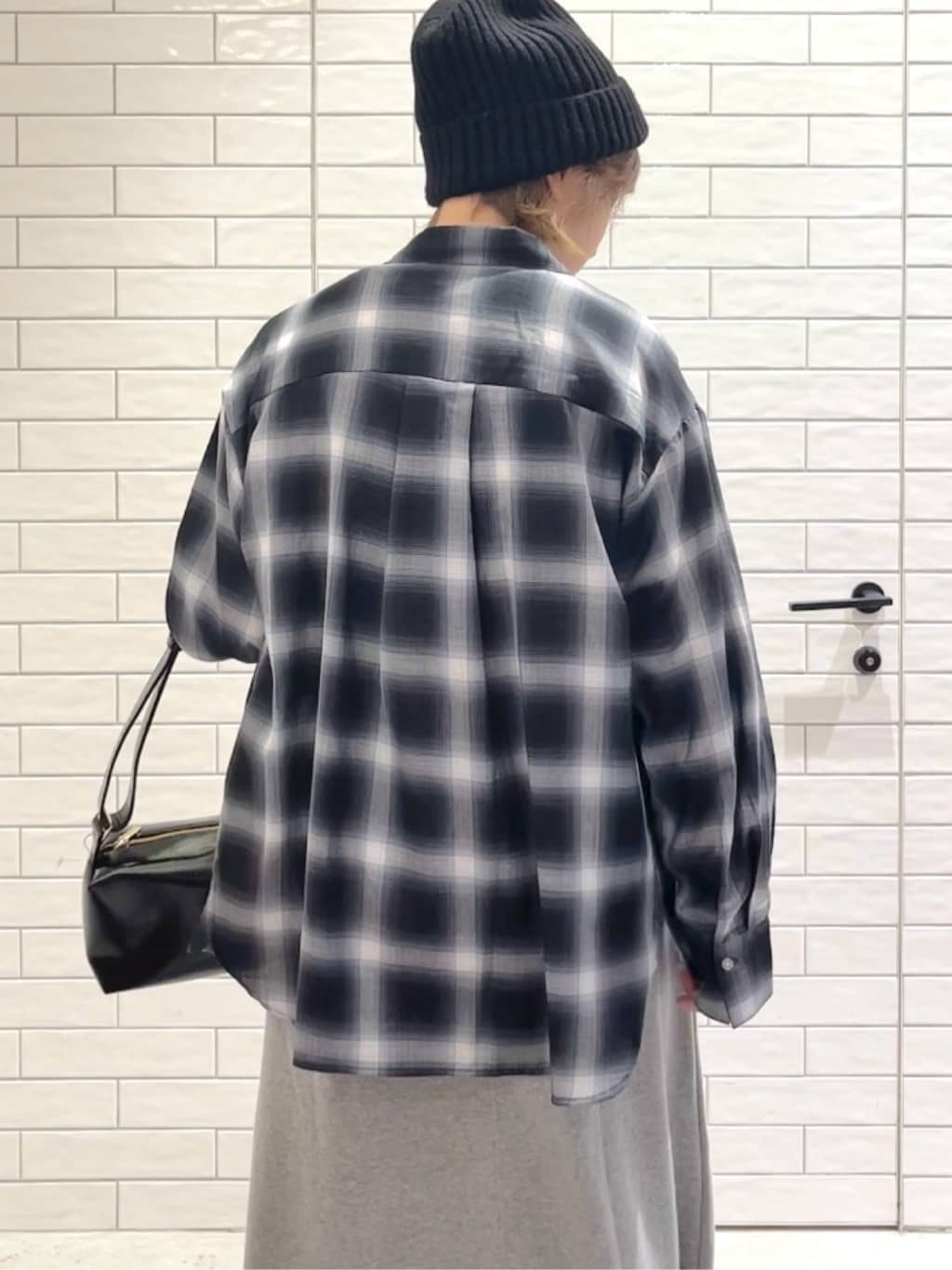 しおりさんの「OPAQUE.CLIP｜メタリック刺繍ロゴTシャツ【接触冷感／洗濯機洗い可】」を使ったコーディネート