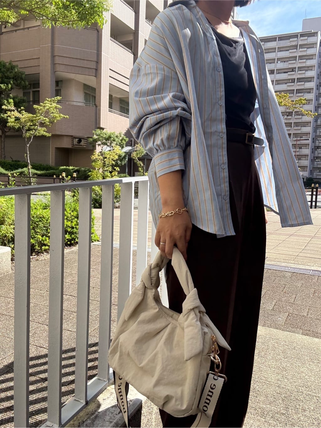 chさんの「THE SHOP TK｜【後ろ姿もサマになる】ストライプ バックシャーリングシャツ/体型カバー/洗える」を使ったコーディネート