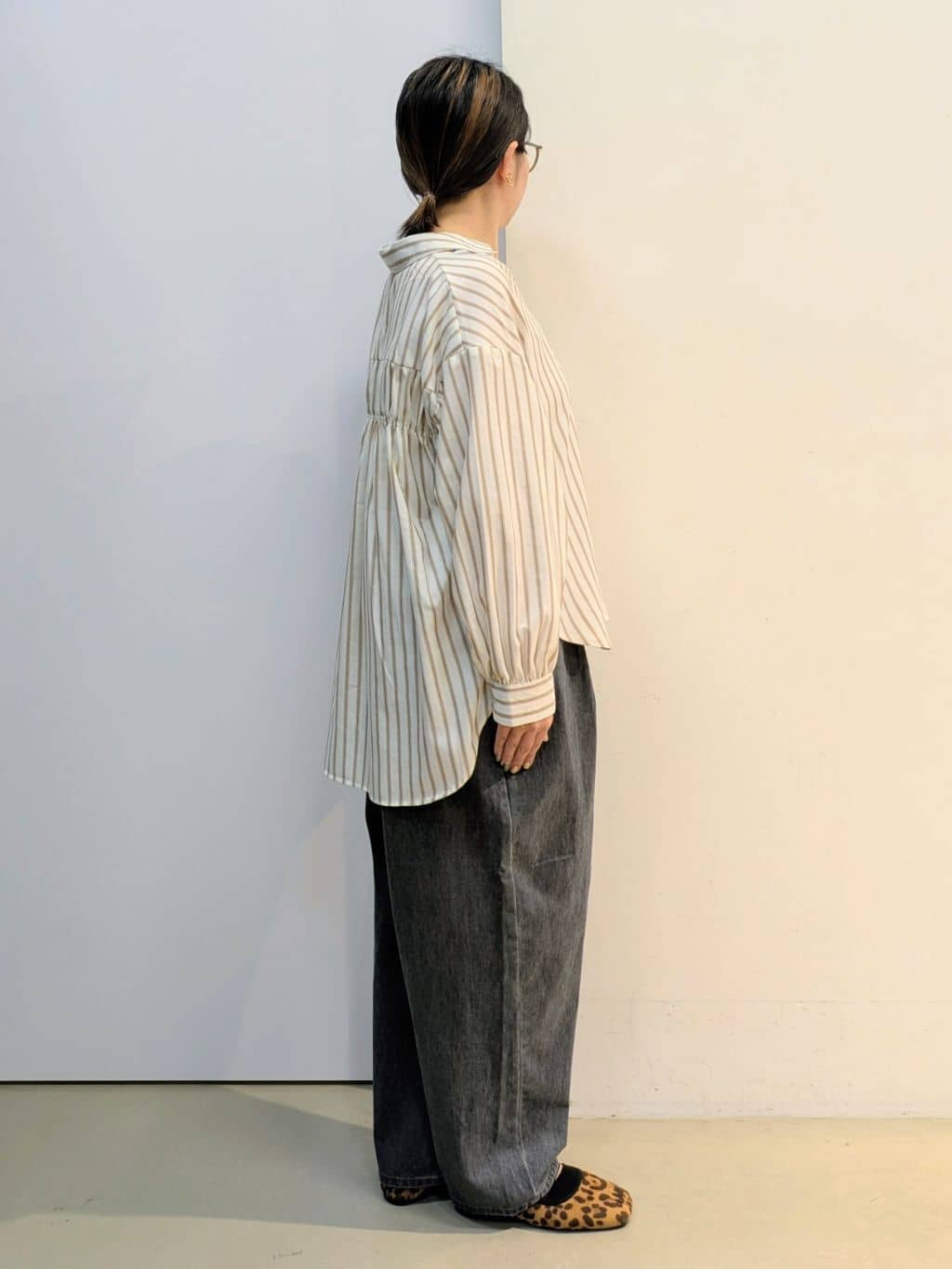 kotoさんの「THE SHOP TK｜【後ろ姿もサマになる】ストライプ バックシャーリングシャツ/体型カバー/洗える」を使ったコーディネート