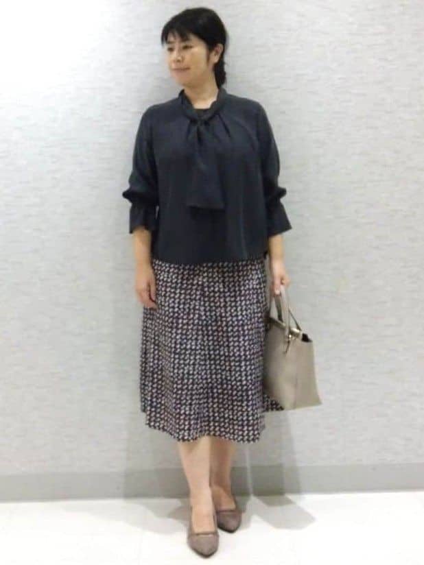 sakoさんの「Reflect｜【キレイめスタイル／通勤におすすめ◎】ボウタイシャンブレーカラーブラウス」を使ったコーディネート