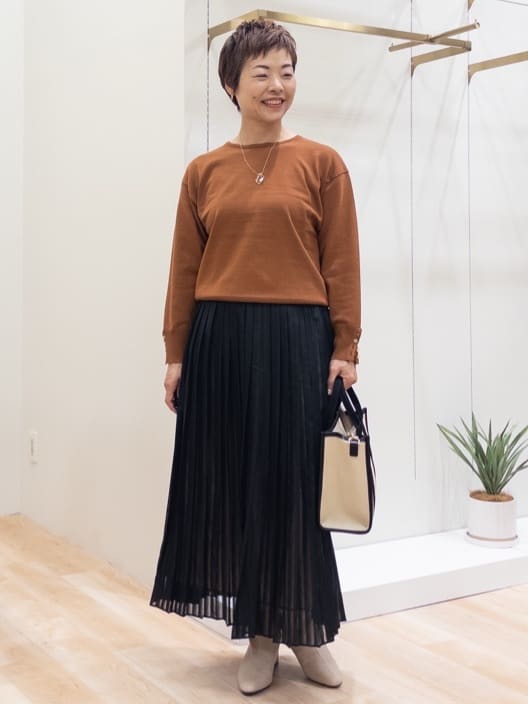 シュウコさんの「grove｜ON/OFF毎日使える！袖口ボタンドロップショルダーニット」を使ったコーディネート