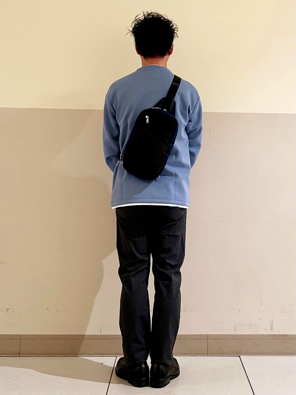 KENJI Iさんの「THE SHOP TK｜切替ボディバッグ」を使ったコーディネート
