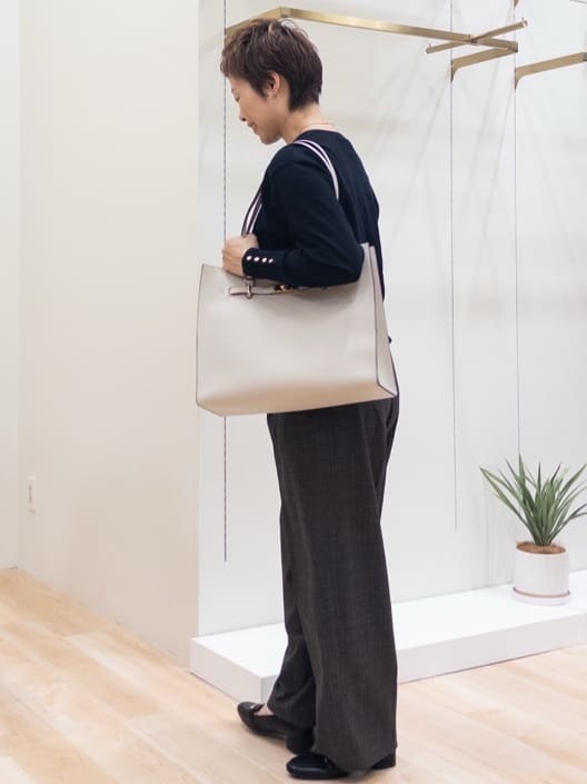 シュウコさんの「grove｜ON/OFF毎日使える！袖口ボタンドロップショルダーニット」を使ったコーディネート