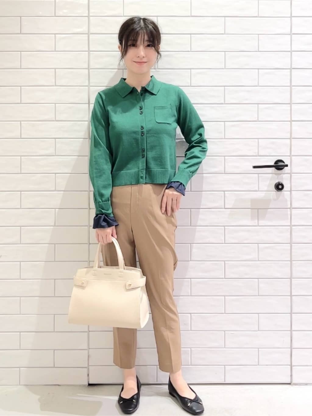 しおりさんの「OPAQUE.CLIP｜《SS-LLサイズ》ハイストレッチイージースティックパンツ【洗濯機洗い可】」を使ったコーディネート
