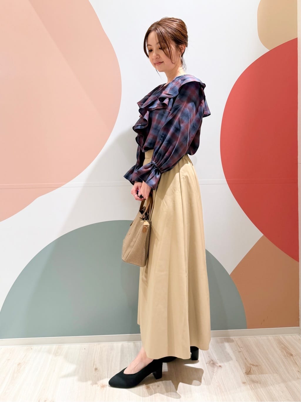 長女さんの「SHOO･LA･RUE｜【S-LL】1枚で華やか チェック柄フリルブラウス」を使ったコーディネート