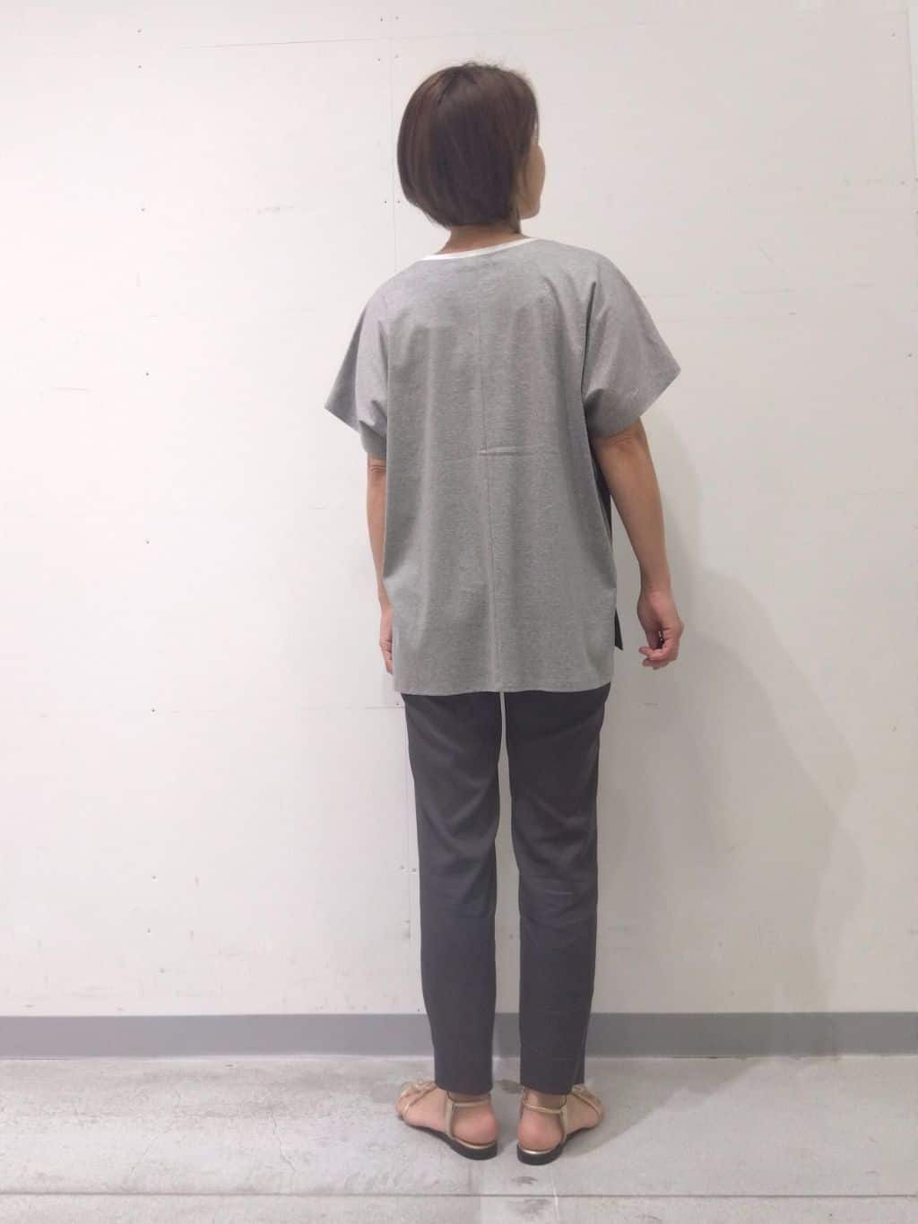 Kさんの「INDIVI｜【洗える／汗ジミ防止】バイカラー＆アシメヘム Tシャツ」を使ったコーディネート