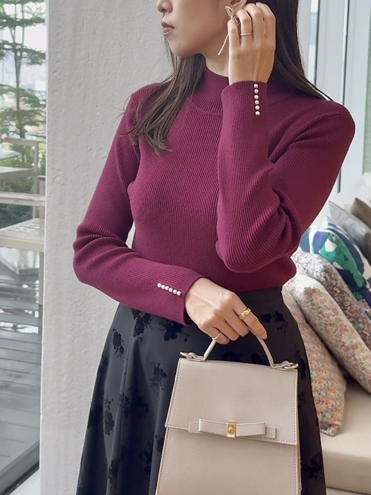 teiさんの「Couture brooch｜【多機能・フェミニン】パール調リブニット」を使ったコーディネート