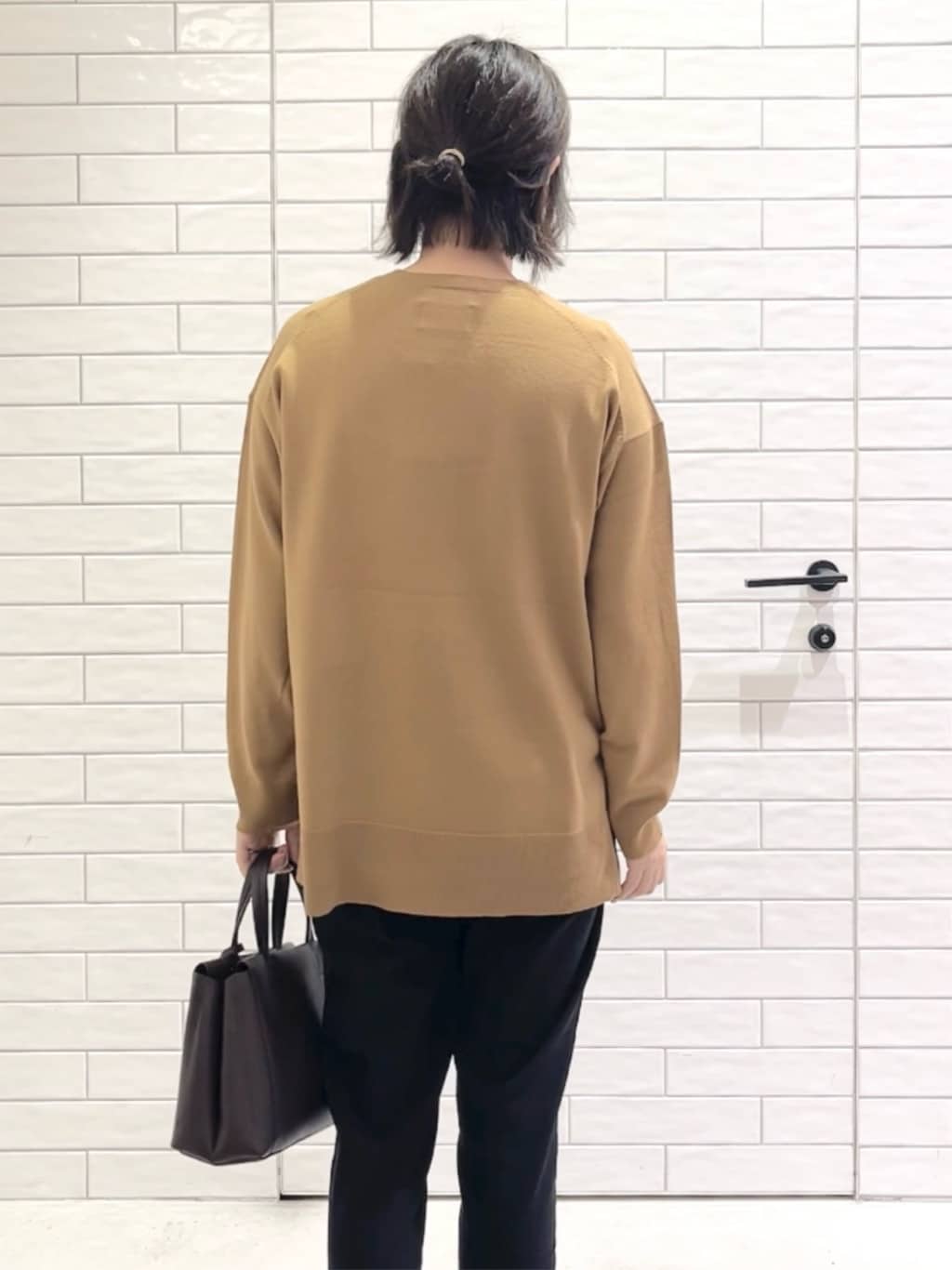 しおりさんの「OPAQUE.CLIP｜Vネックニット／エクストラファインメリノウール【THEシリーズ／洗濯機OK】」を使ったコーディネート