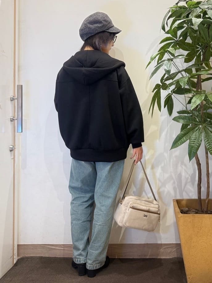 misakiさんの「SHOO･LA･RUE｜【S-LL】程よくゆったりな 柔らかデニムテーパードパンツ」を使ったコーディネート