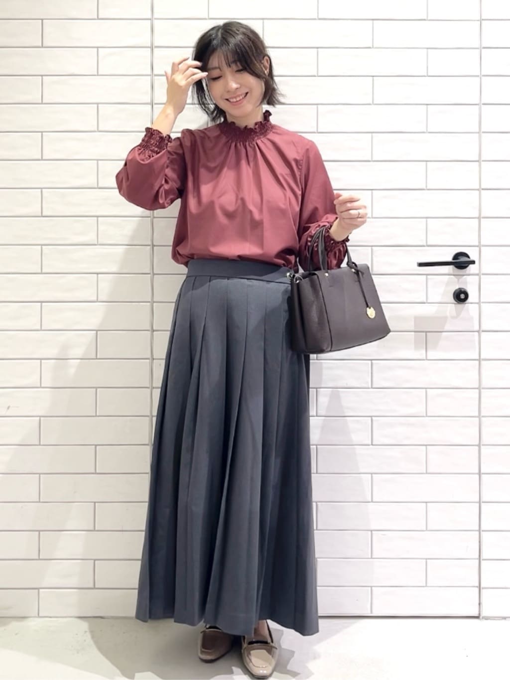 しおりさんの「OPAQUE.CLIP｜シャーリングハイネックブラウス【洗濯機OK】」を使ったコーディネート