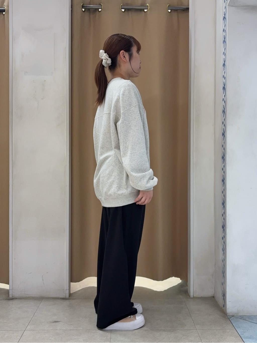SO(R)Aさんの「SHOO･LA･RUE｜【S-LL/体型カバー】上品なとろみが魅力 イージーワイドパンツ」を使ったコーディネート