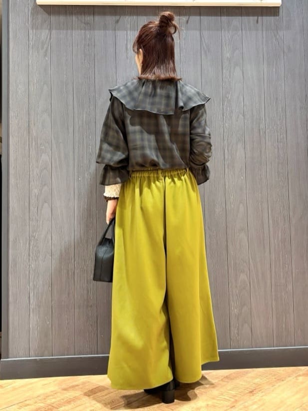 meiさんの「SHOO･LA･RUE｜【S-LL】1枚で華やか チェック柄フリルブラウス」を使ったコーディネート